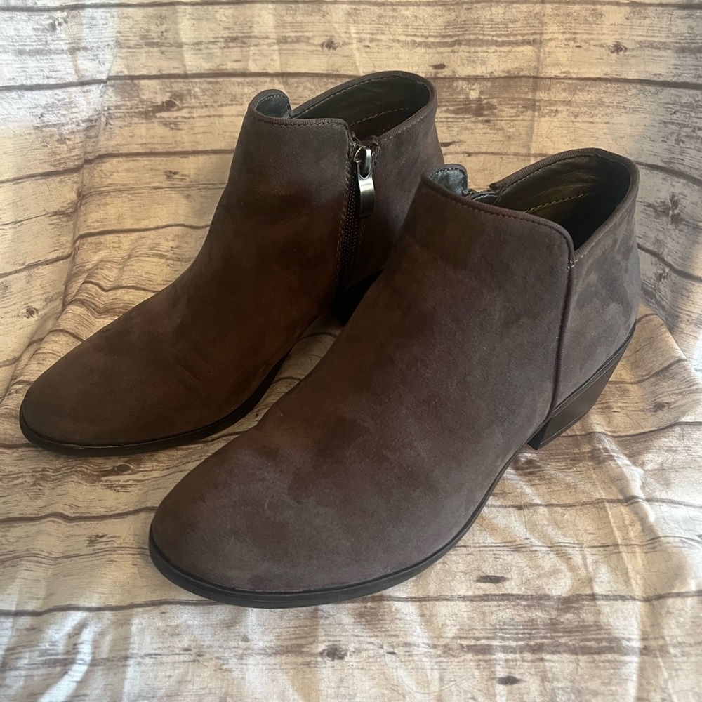 👠X Appeal Suede Woman’s Gray Boots Size 7 1/2